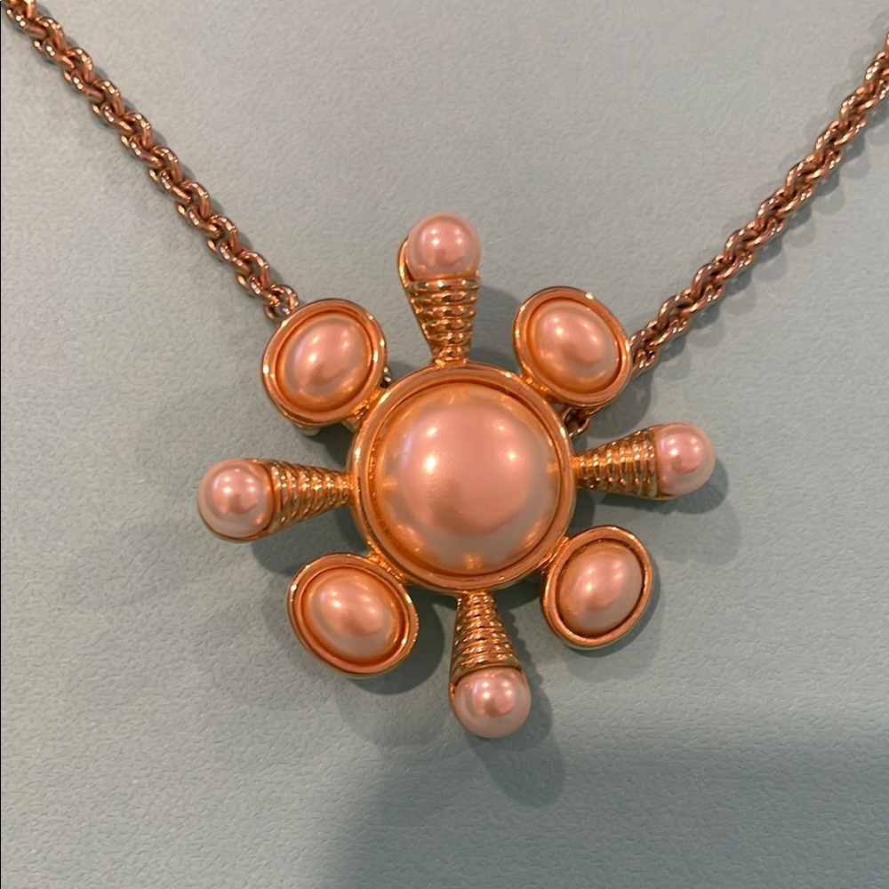Elegant Gold and Pink Pearl Necklace - Picture 2 of 2